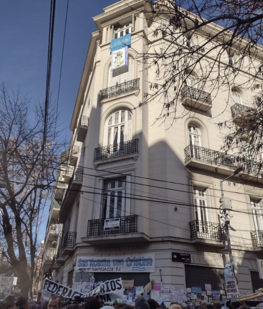 Piden decomisar el departamento donde CFK cumple prisión domiciliaria