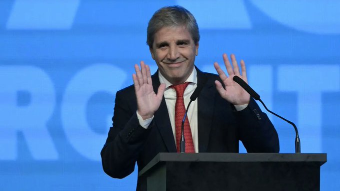 Denunciaron a Caputo por "manipular" el dato de inflación del INDEC