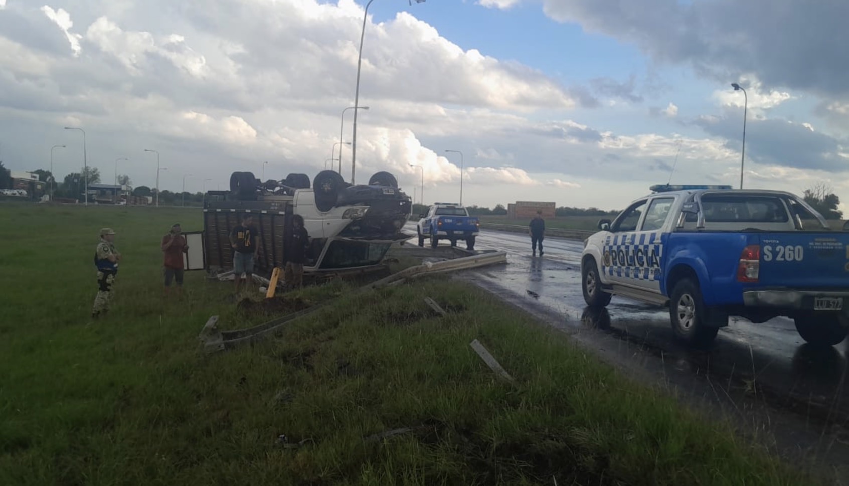 Volcó un utilitario en la Autovía 14 tras atravesar un espejo de agua