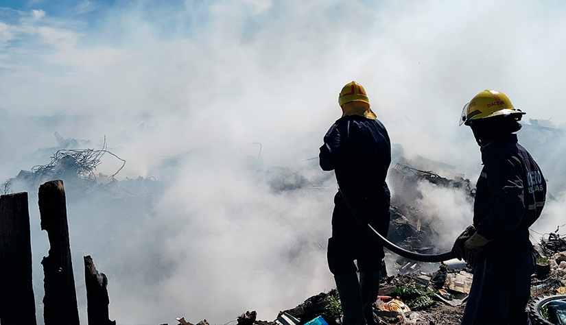 Bomberos combaten un incendio en el volcadero municipal de Basavilbaso