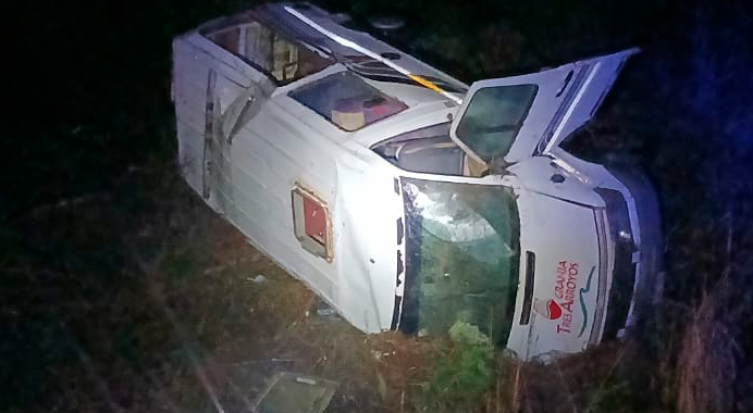 Un utilitario terminó volcando en la banquina al esquivar un carpincho