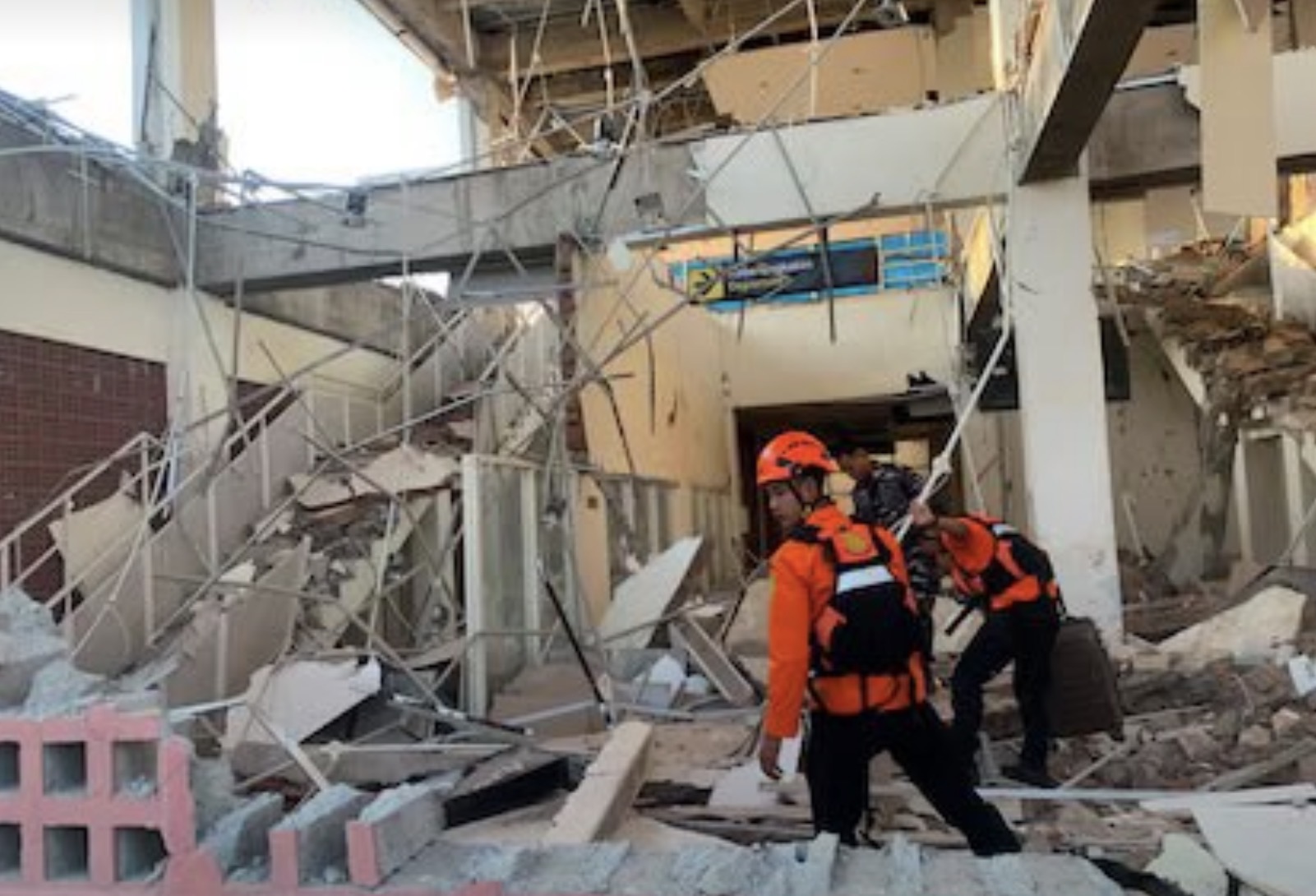 Un sismo de 7,7 sacudió Indonesia y provocó una alerta de tsunami