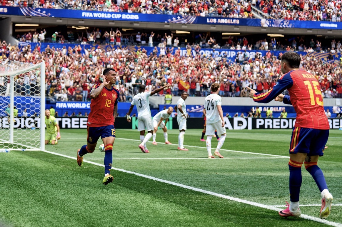 España, candidata al título, goleó 3-0 a Austria y clasificó a octavos de final 