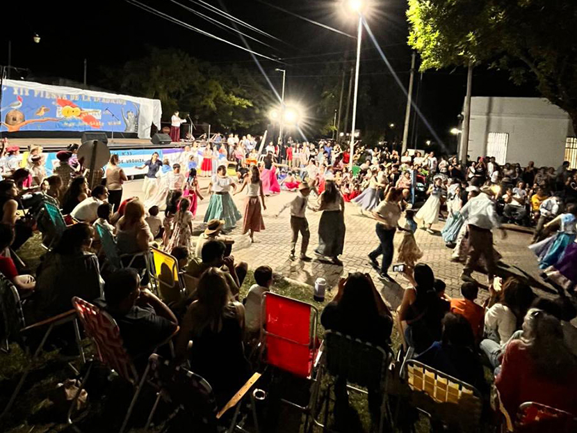La Escuela 33 realizó el tradicional desfile y fogón por el Día de la Tradición
