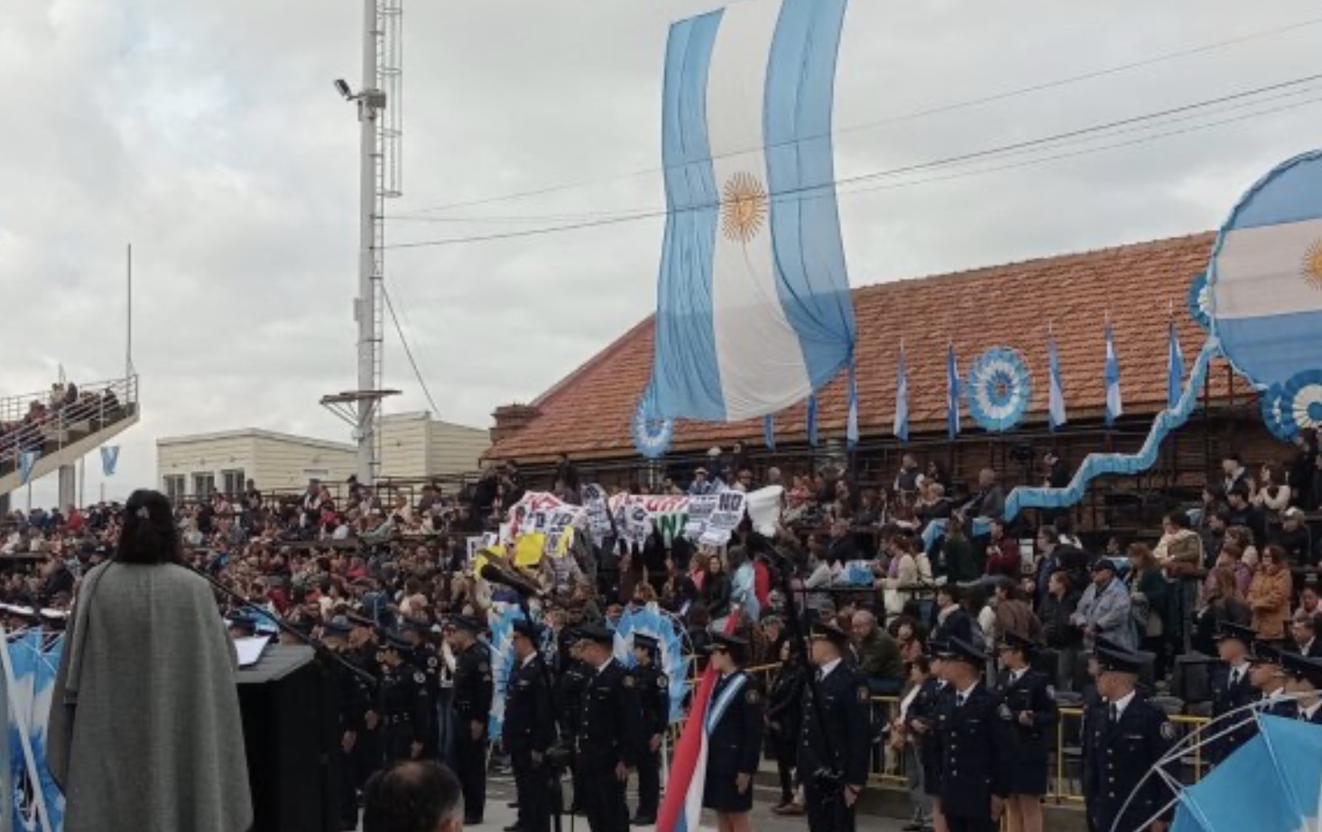 Docentes manifestaron contra la reforma previsional en el acto del 25 de Mayo