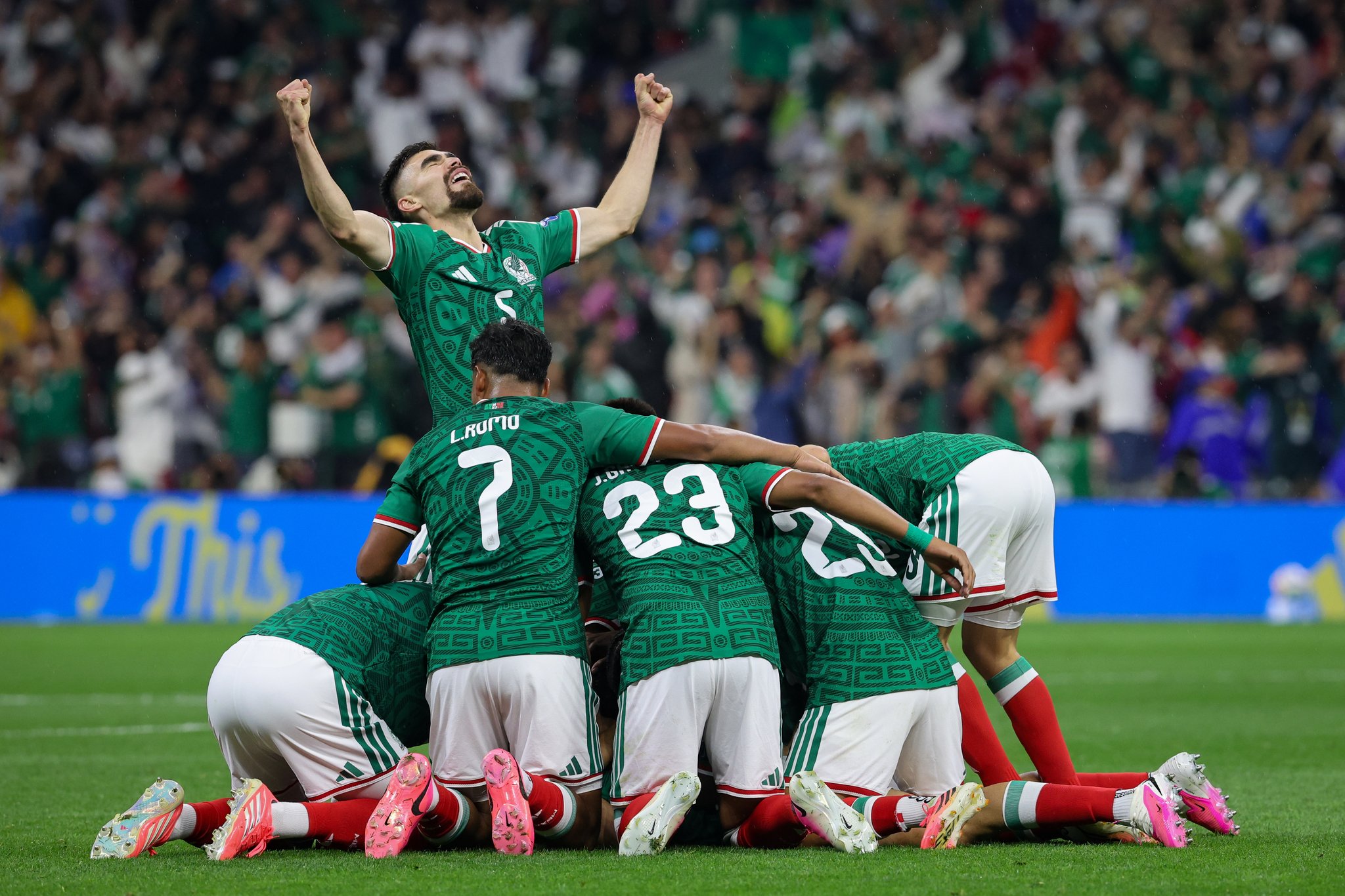 México sorprendió a Ecuador, le ganó 2-0 y se clasificó a los octavos