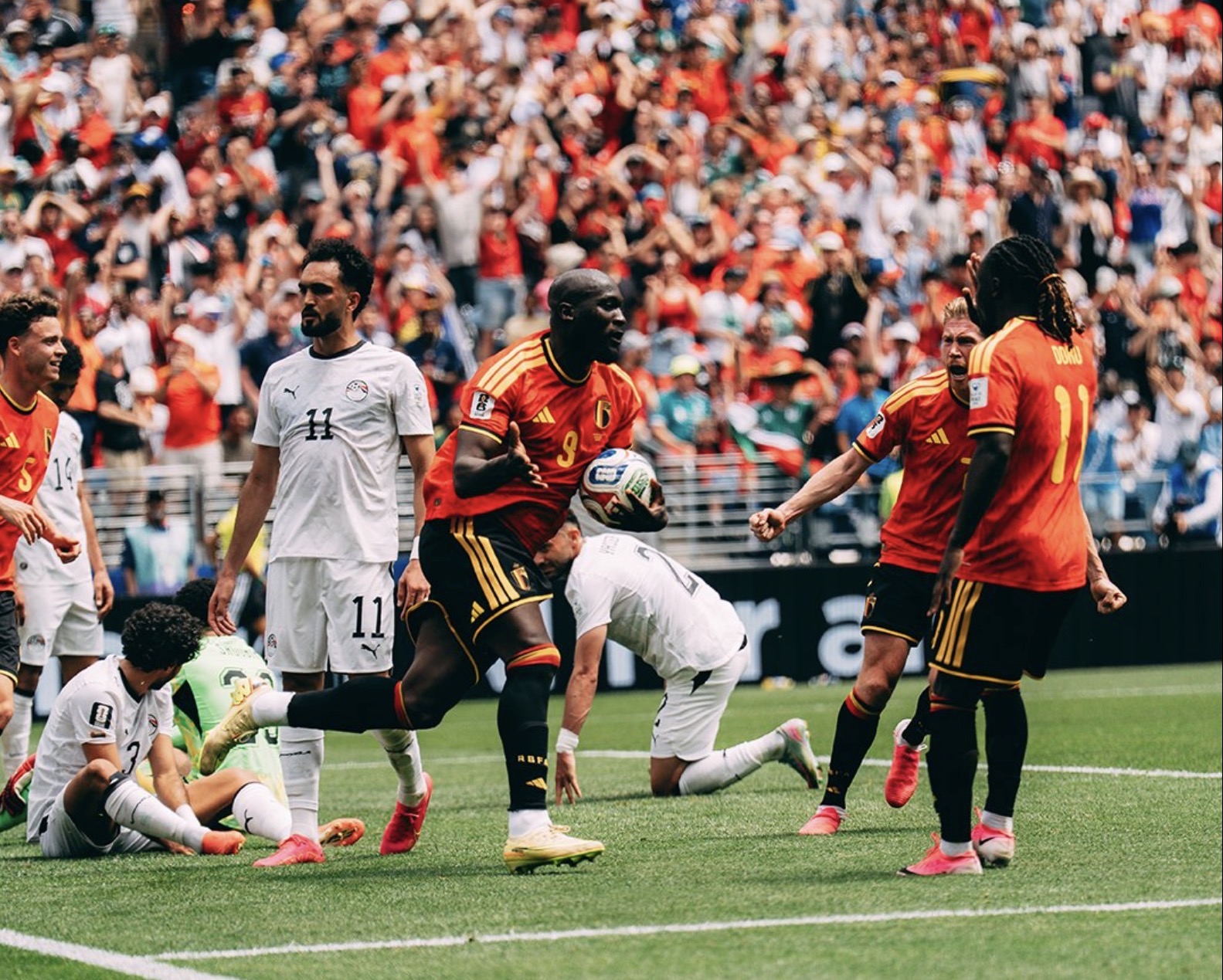 Debutaron con un entretenido empate Bélgica y Egipto