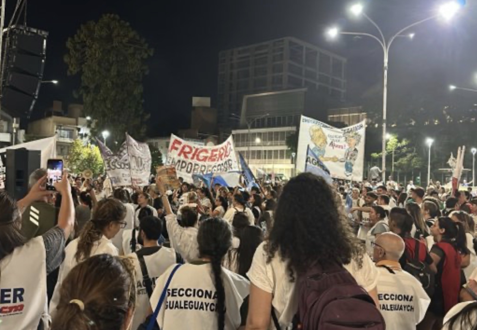Docentes se movilizaron reclamando al gobierno por salarios