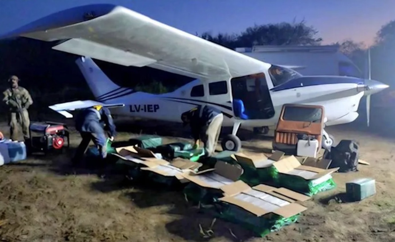 Interceptaron una avioneta narco y secuestraron más de 400 kilos de cocaína