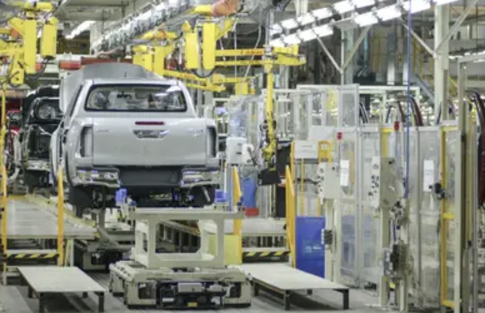 La producción automotriz cayó en enero y se derrumbó un 30,1% interanual