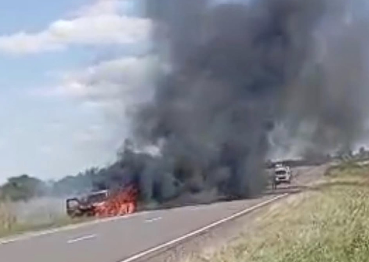 Una camioneta se incendió por completo en la Ruta 20
