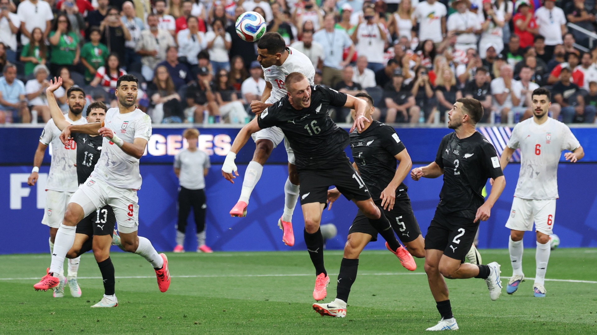 Irán y Nueva Zelanda firman un vibrante empate 