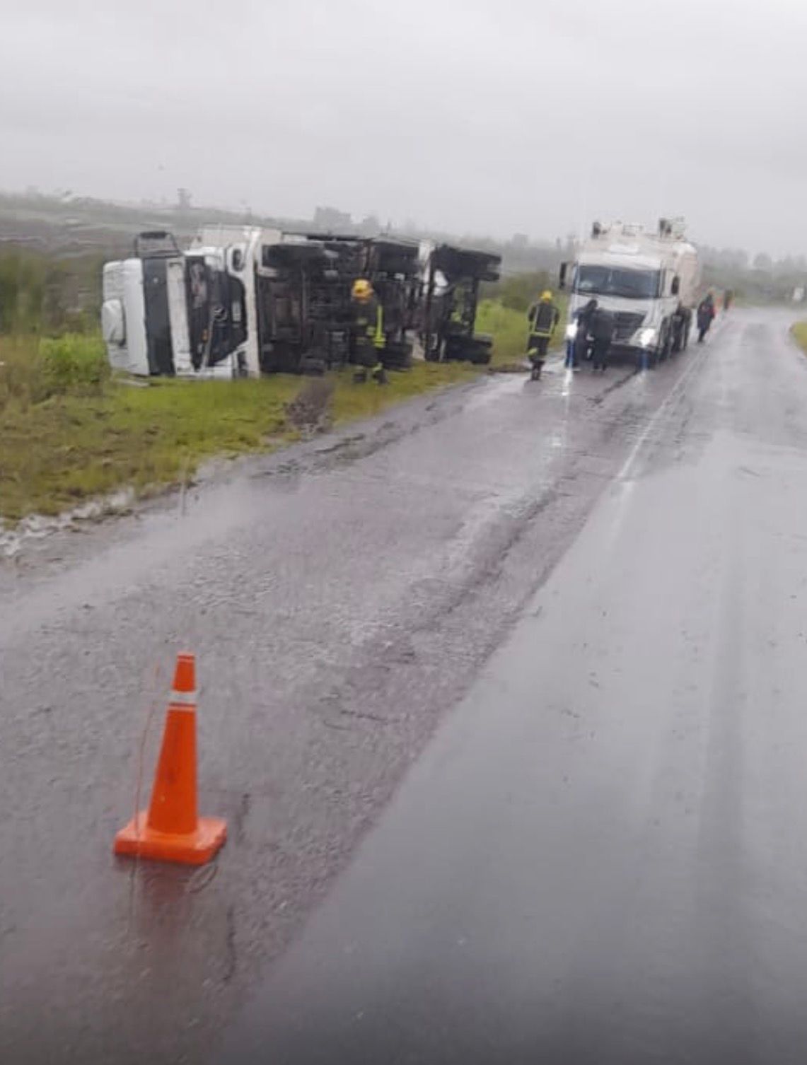 Volcó un camión en la Ruta 20