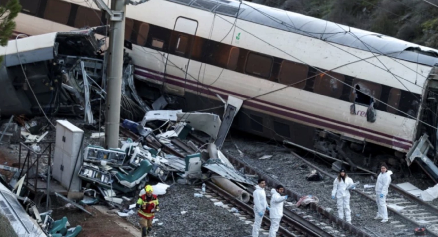 Fatal descarrilamiento y choque de trenes en España
