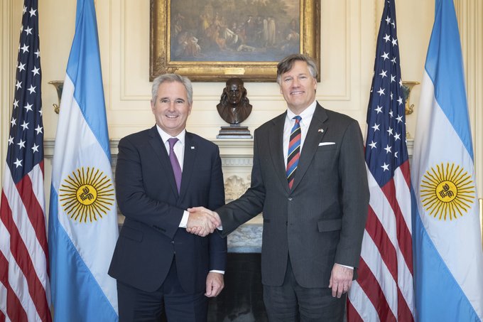 Argentina y Estados Unidos firman acuerdo histórico por minerales críticos