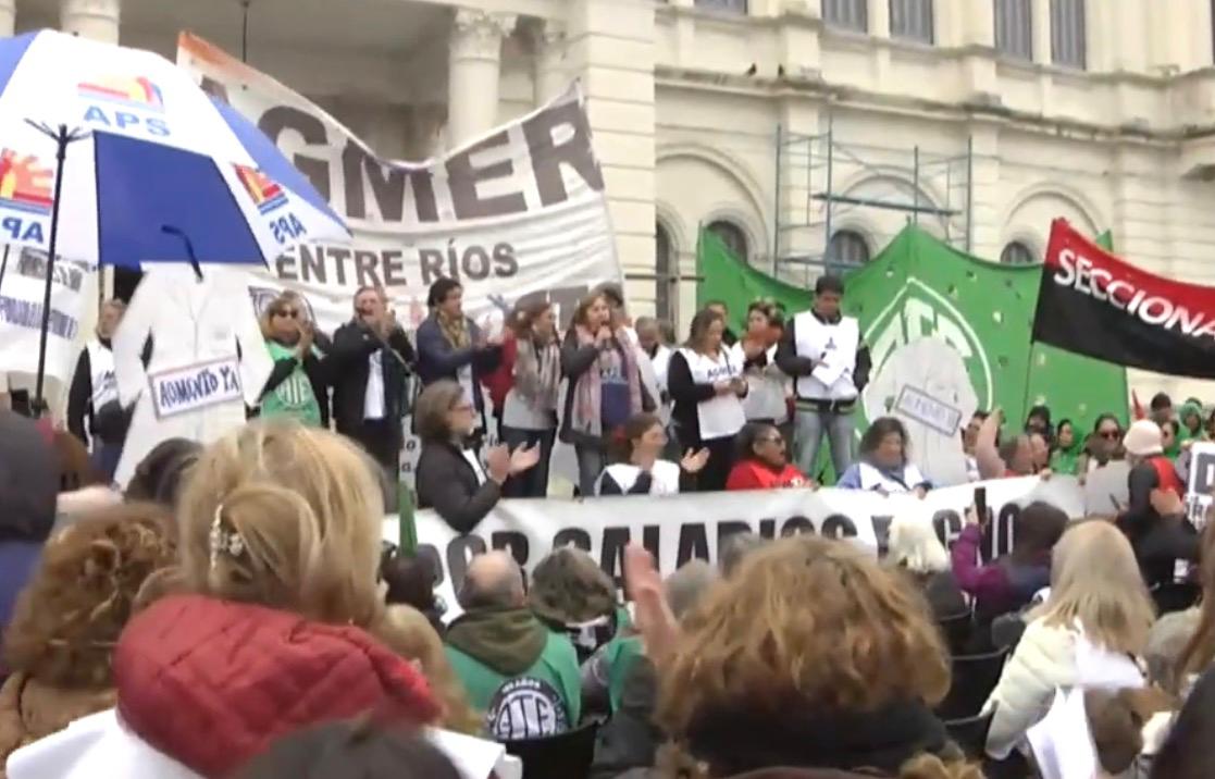 Docentes y estatales marcharon contra la reforma previsional