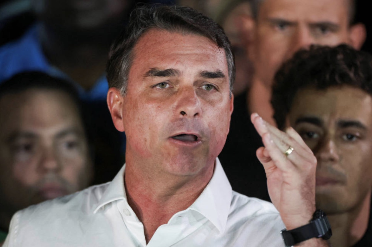 Brasil: la Justicia le prohibió salir del país a Flávio Bolsonaro