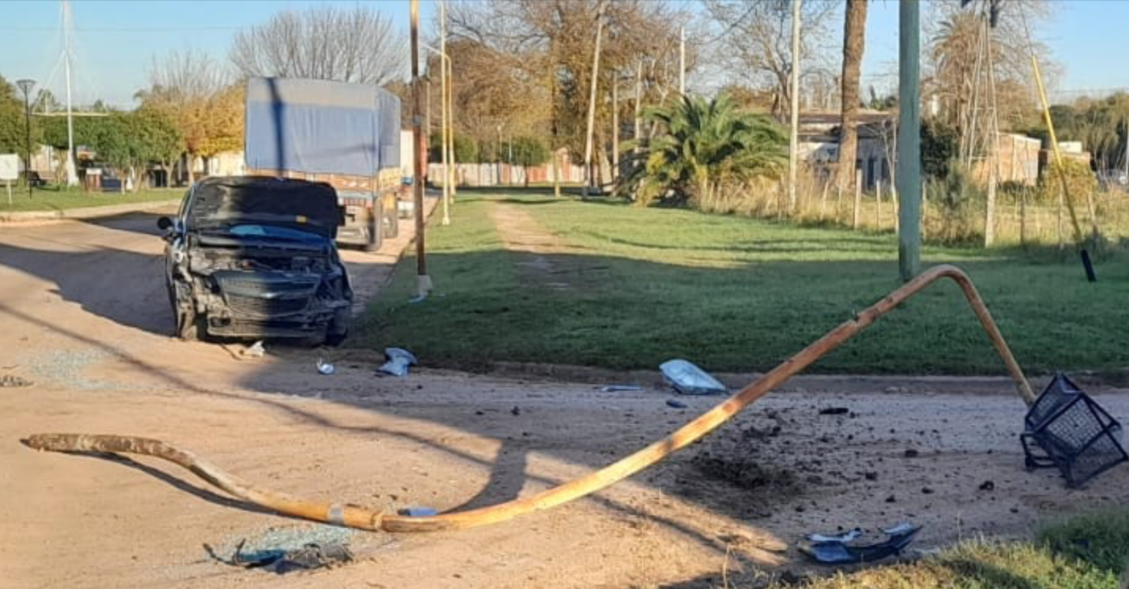 Auto colisionó contra una columna y un canasto