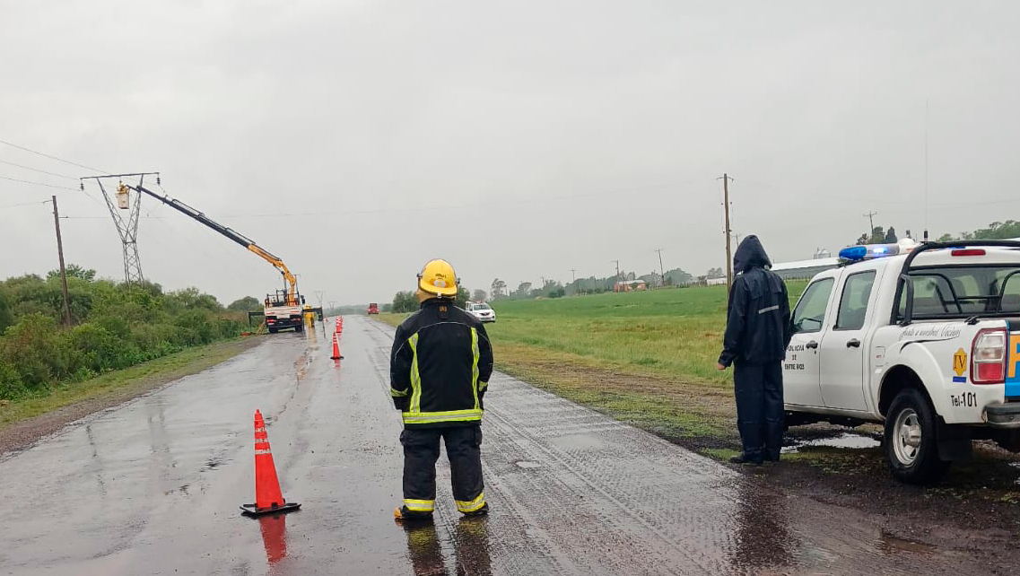 Cayó un cable de alta tensión sobre la Ruta 39 a la altura de Rocamora 