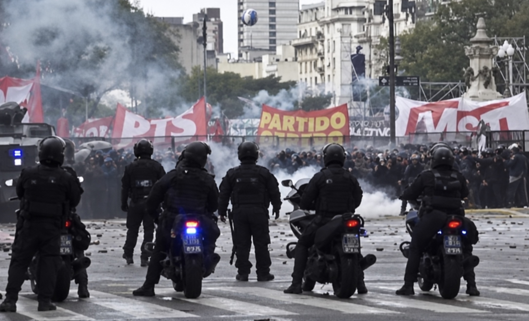 Pedradas, gases y corridas durante la marcha universitaria