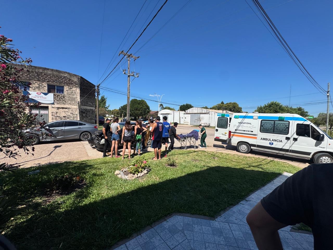 Choque entre dos automóviles en esquina céntrica