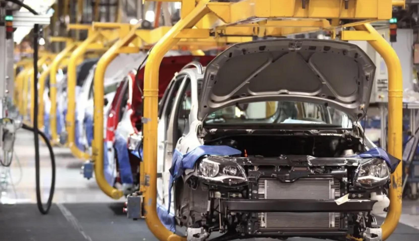 Retrocedieron la producción y exportaciones automotrices