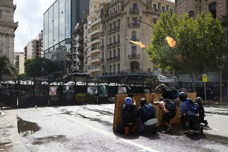 Tensión y violencia en las afueras del Congreso