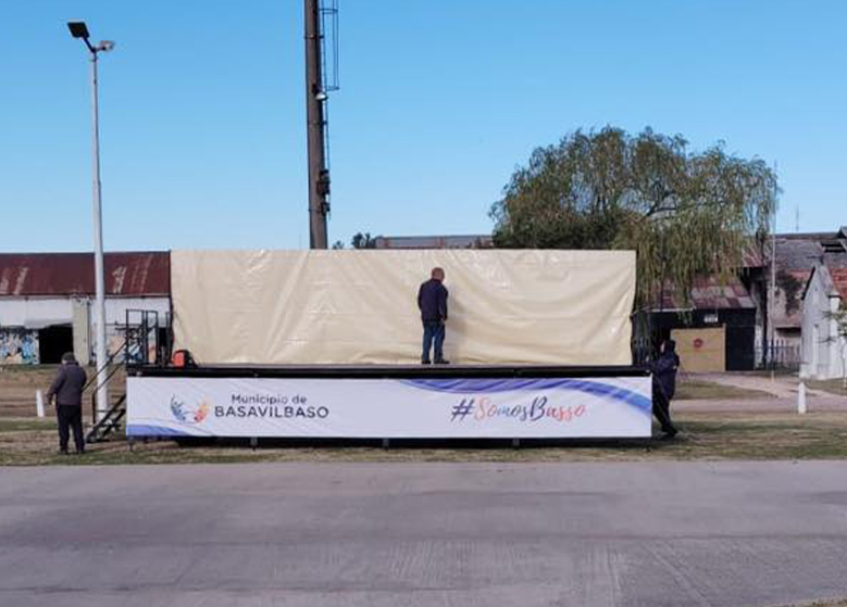 Municipales construyeron un escenario móvil