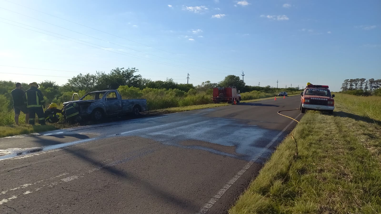 Se incendió una camioneta sobre la Ruta 20, cerca de Colonia La Joya
