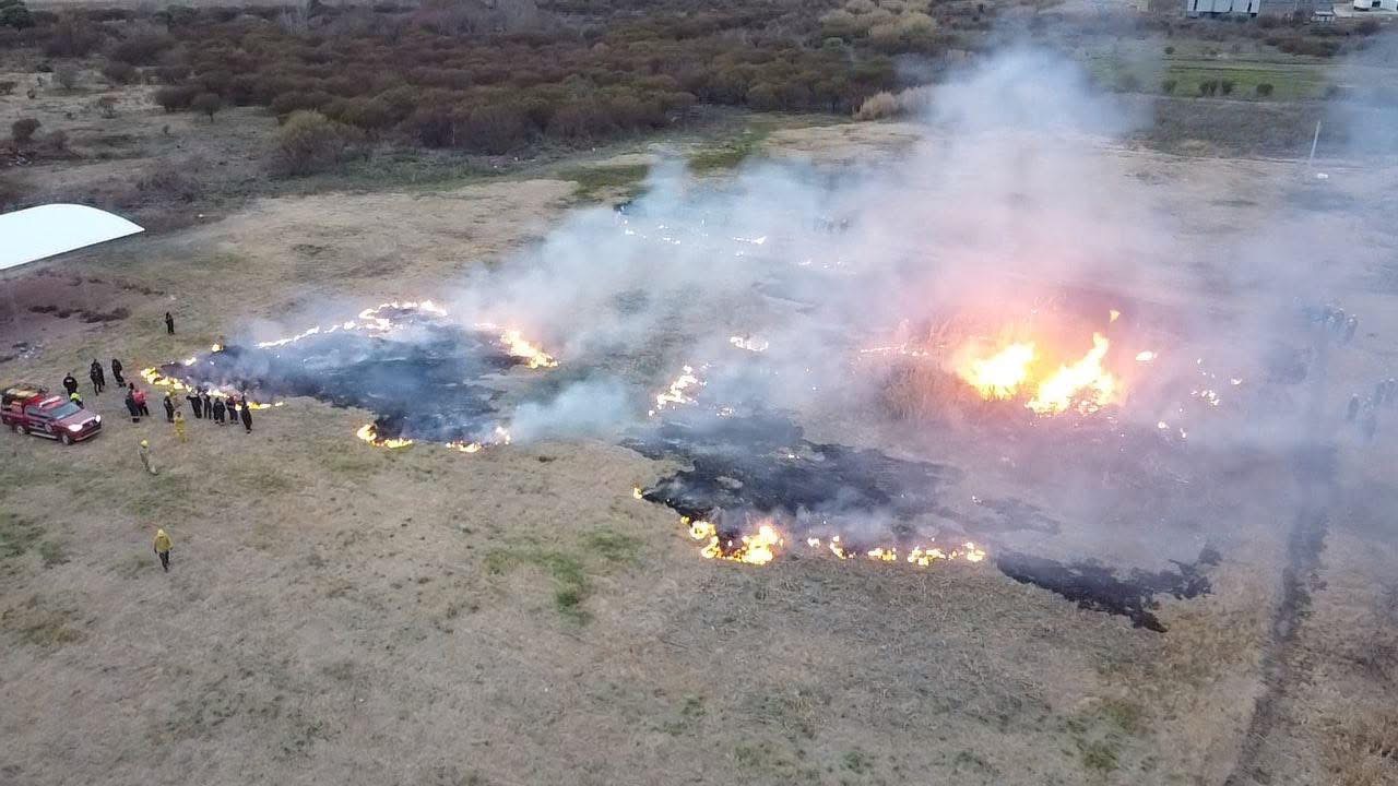 Bomberos entrenaron en un entorno real sobre incendios forestales