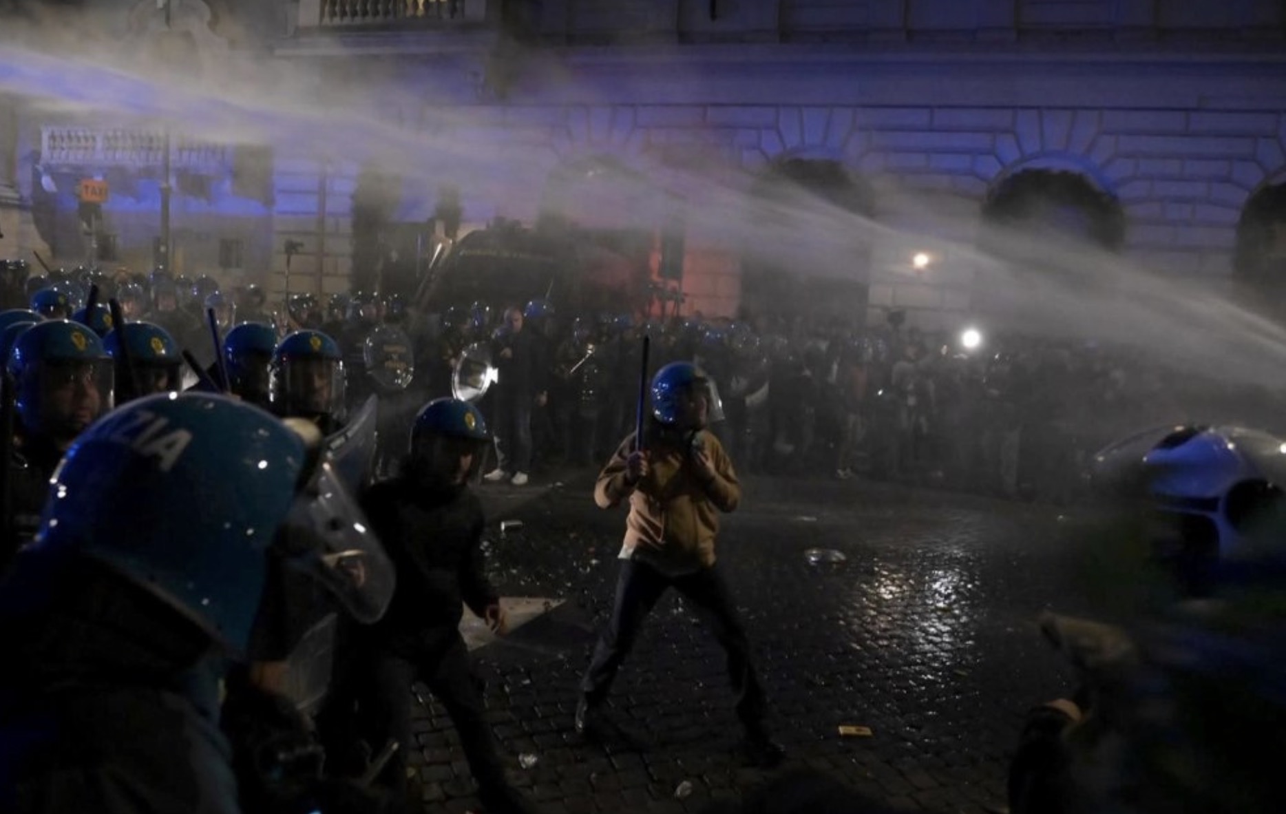 Manifestantes italianos desafiaron el fuerte operativo de seguridad