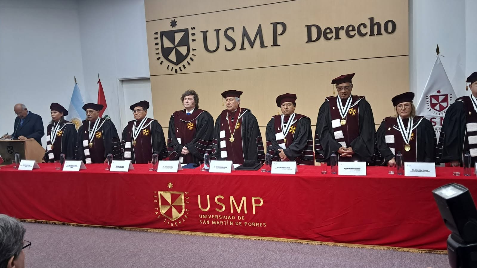  Milei recibió el título de Doctor Honoris Causa de una universidad de Perú