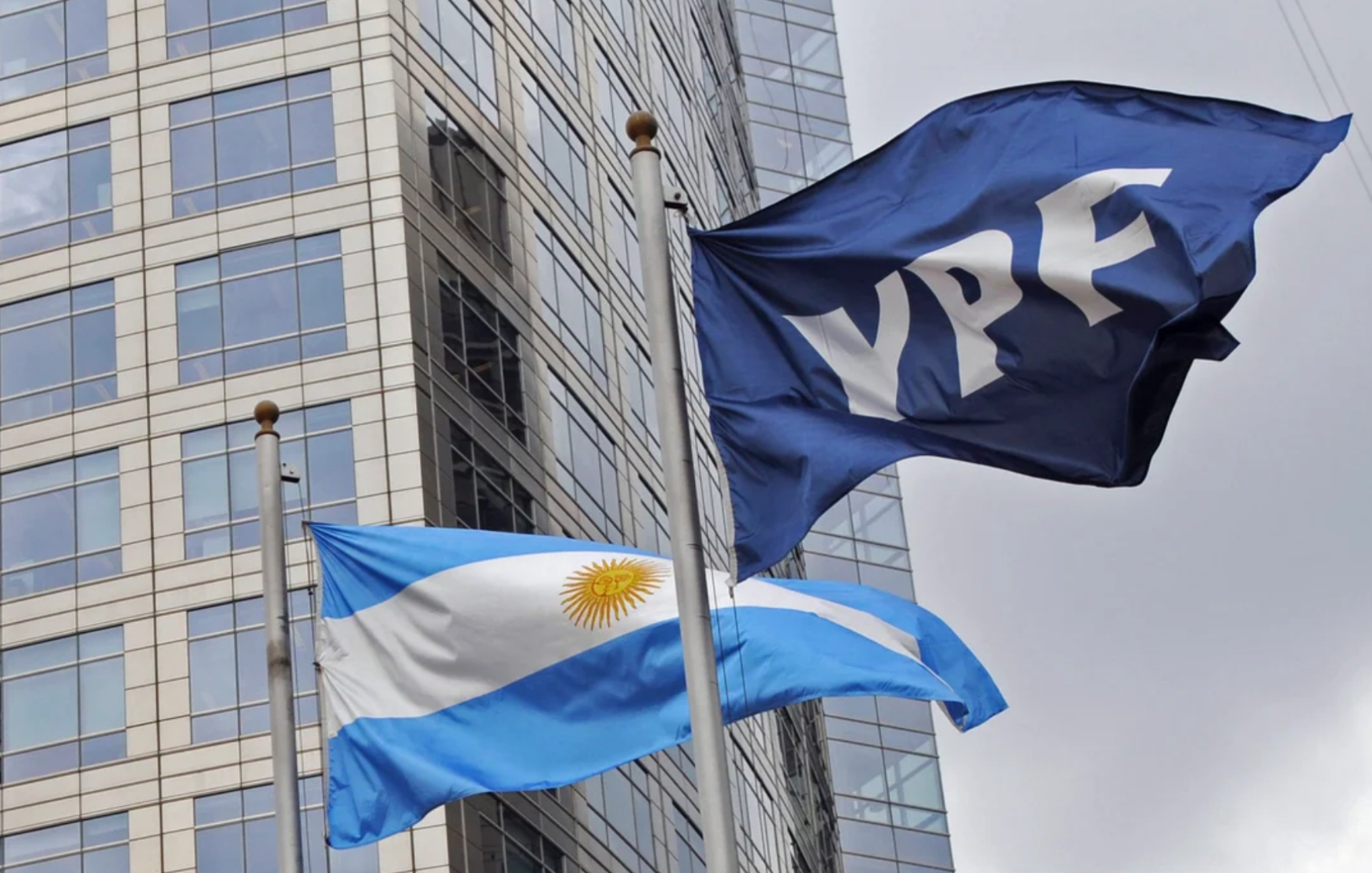 Fallo judicial exige a la Argentina ceder el 51% de las acciones de YPF