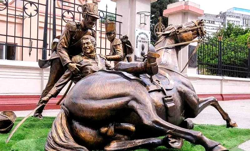 Tras 211 años, los restos del Sargento Cabral regresan a su ciudad natal