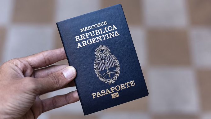 Ordenan devolver miles de pasaportes por una falla de seguridad