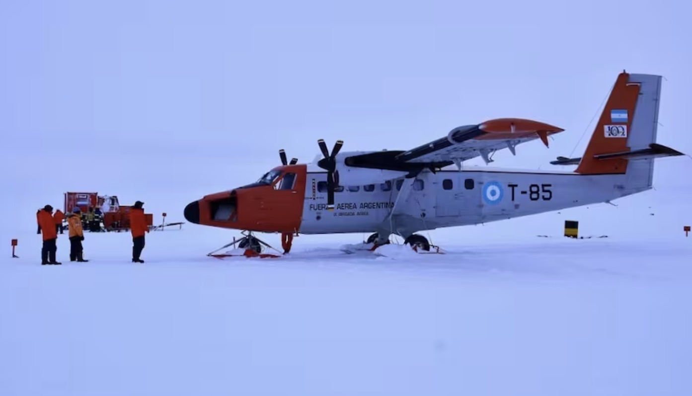 Avión Twin Otter de la Fuerza Aérea en la Base Marambio