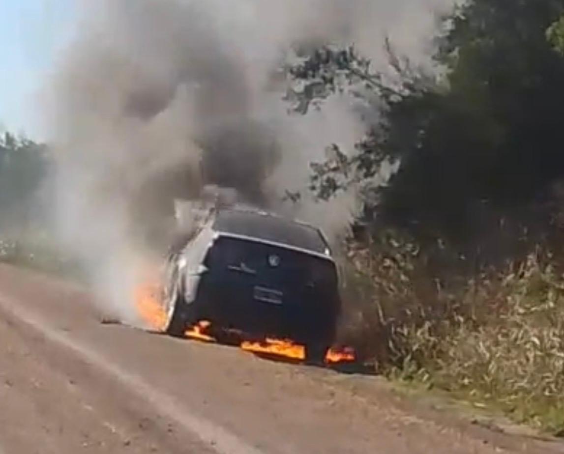 Voraz incendio consume auto en Ruta 27 entre Aldea San Antonio y Villa Mantero