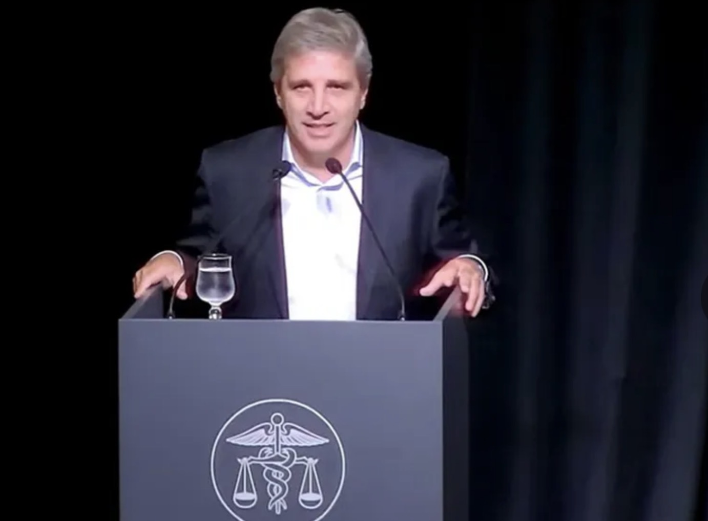 Caputo apuntó contra quienes piden devaluar